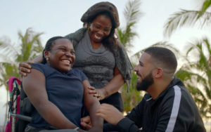 Dans Son Nouveau Clip God&#039;S Plan, Drake Distribue Un Million De Dollars À  Des Inconnus