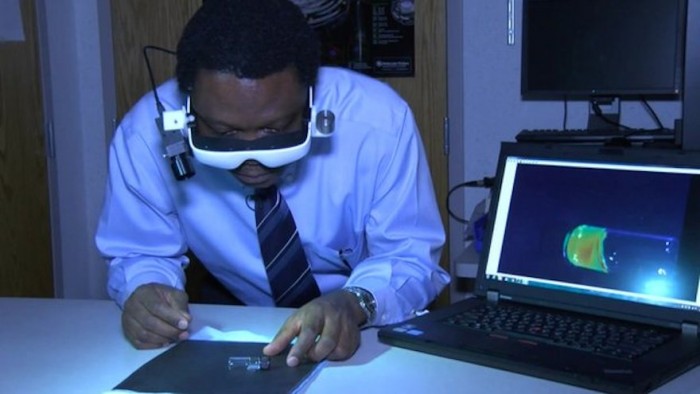 Un docteur Nigérian invente une paire de lunettes pouvant repérer les  cellules cancéreuses chez les humains ! - Culturebene