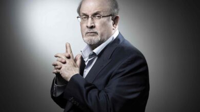 Photo de L’écrivain Salman Rushdie, auteur du roman «les Versets sataniques» poignardé sur scène lors d’une conférence aux Etats-Unis