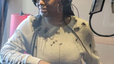 Photo de Charlotte Dipanda en studio pour cuisiner des nouveaux tubes