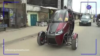 Photo de Un jeune camerounais fabrique un tricycle électrique