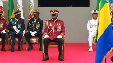 Photo de Cabral Libii félicite le Général Brice OLIGUI NGUEMA, Président de la Transition au Gabon et se fait lyncher sur Twitter