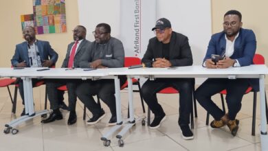 Photo de 30 ans de carrière d’Edoudoua Non Glacé : Omar, Digbeu, Boukary et Charlotte sont déjà à Yaoundé… Alors que la fête commence !