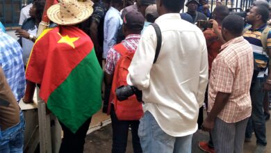 Photo de Les artistes camerounais en colère font le sit-in devant le siège de la CRTV à Mballa 2
