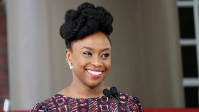 Photo de Zoom sur Chimamanda Ngozi Adichie, cette écrivaine nigériane et féministe militante
