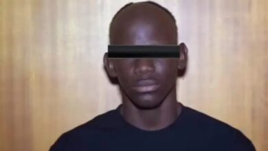Photo de Un adolescent gabonais risque 5 ans de prison pour s’être essuyé les fesses avec un T-shirt à l’effigie du président