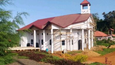 Photo de Léandre Tawamba offre une église à Fondjomekwet et reçoit un titre traditionnel